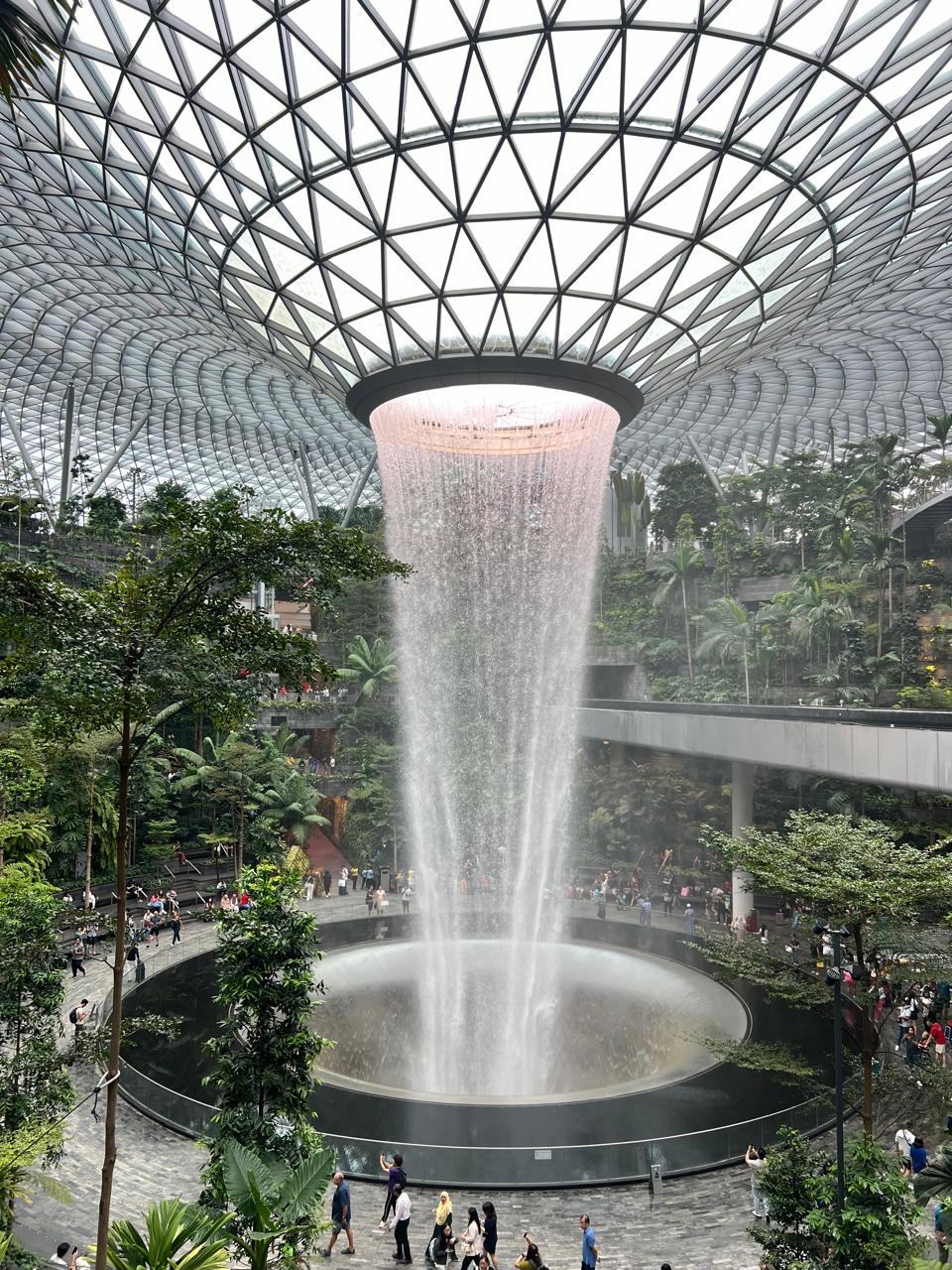 Cachoeira interna do Jewel, em Singapura