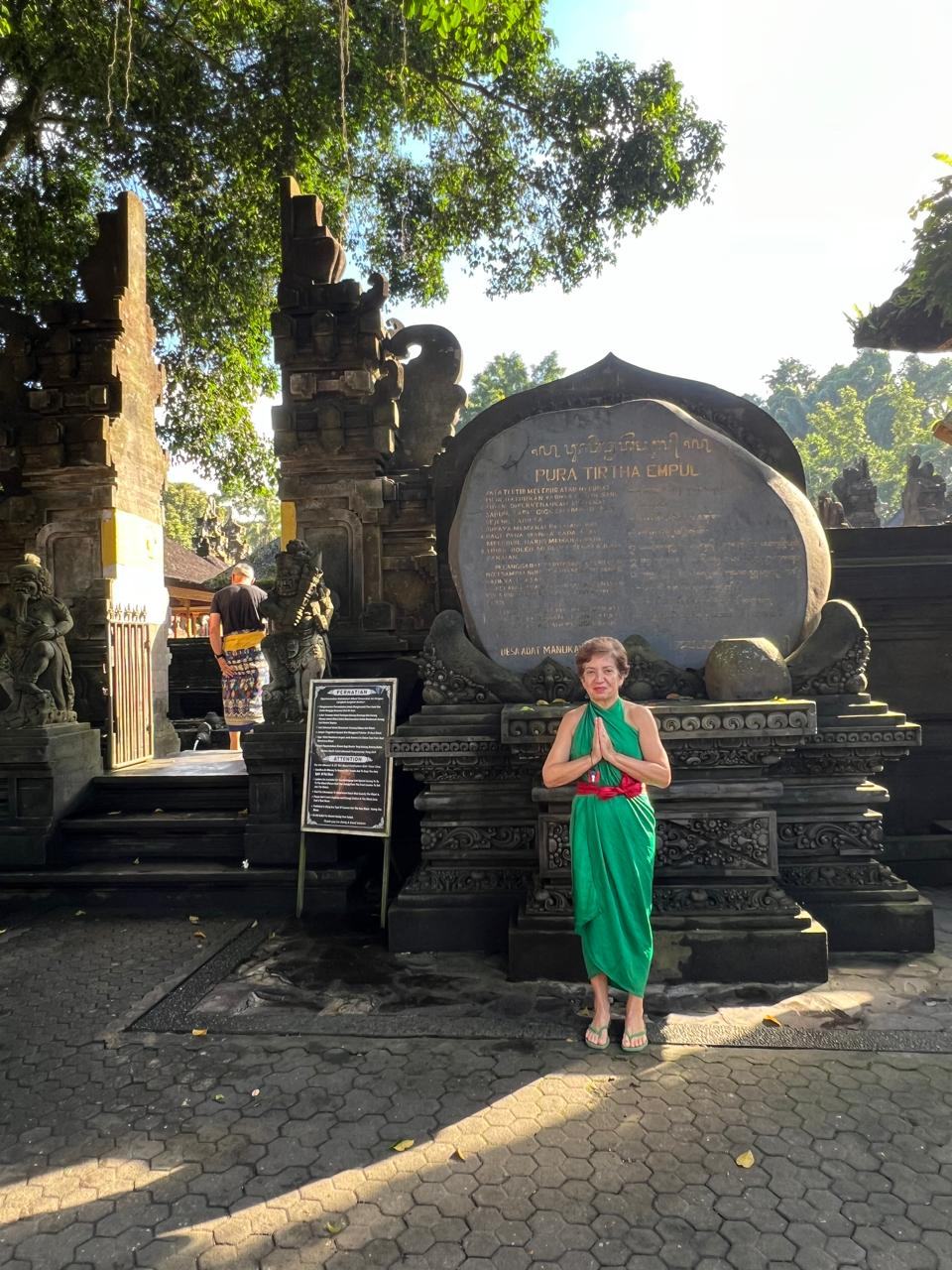 Graça em prece no templo Pura Tirta Empul, na Indonésia